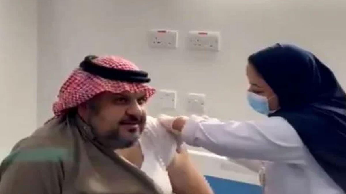 شارك الأمير السعودي عبد الرحمن بن مساعد مقطع فيديو له عبر مواقع التواصل الاجتماعي يوثق من خلاله لحظة تلقيه لقاح "كورونا".