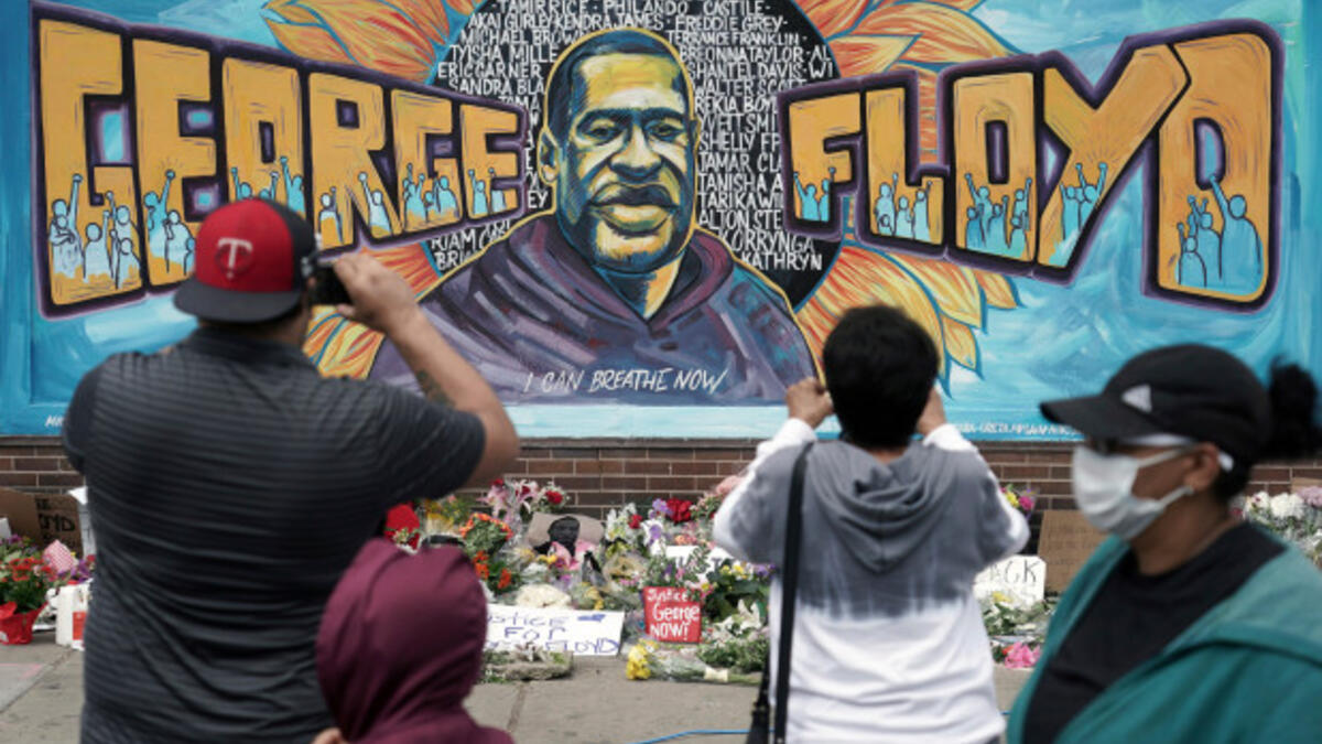أشعلت عمليات قتل "جورج فلويد" و"أحمد أربري" و"بريونا تايلور" التي نفذتها الشرطة الأمريكية موجة من المظاهرات السلمية - والعنيفة أحيانًا - وأعمال الشغب في جميع أنحاء العالم للمطالبة بإنهاء وحشية الشرطة والظلم العنصري.