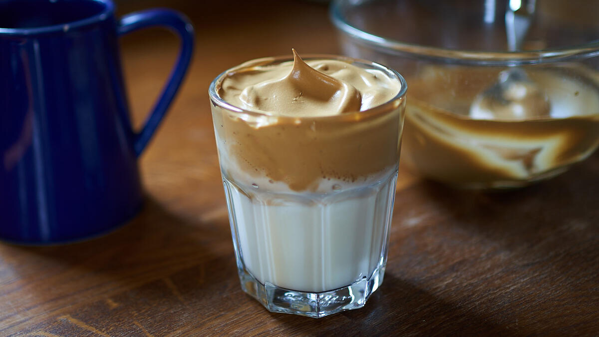 الوصفات الأكثر بحثًا: قهوة دالغونا- Dalgona coffee وهو مشروب مصنوع عن طريق خفق نسب متساوية من مسحوق القهوة سريعة التحضير والسكر والماء الساخن حتى تصبح كريمية ثم إضافتها إلى الحليب البارد أو الساخن.