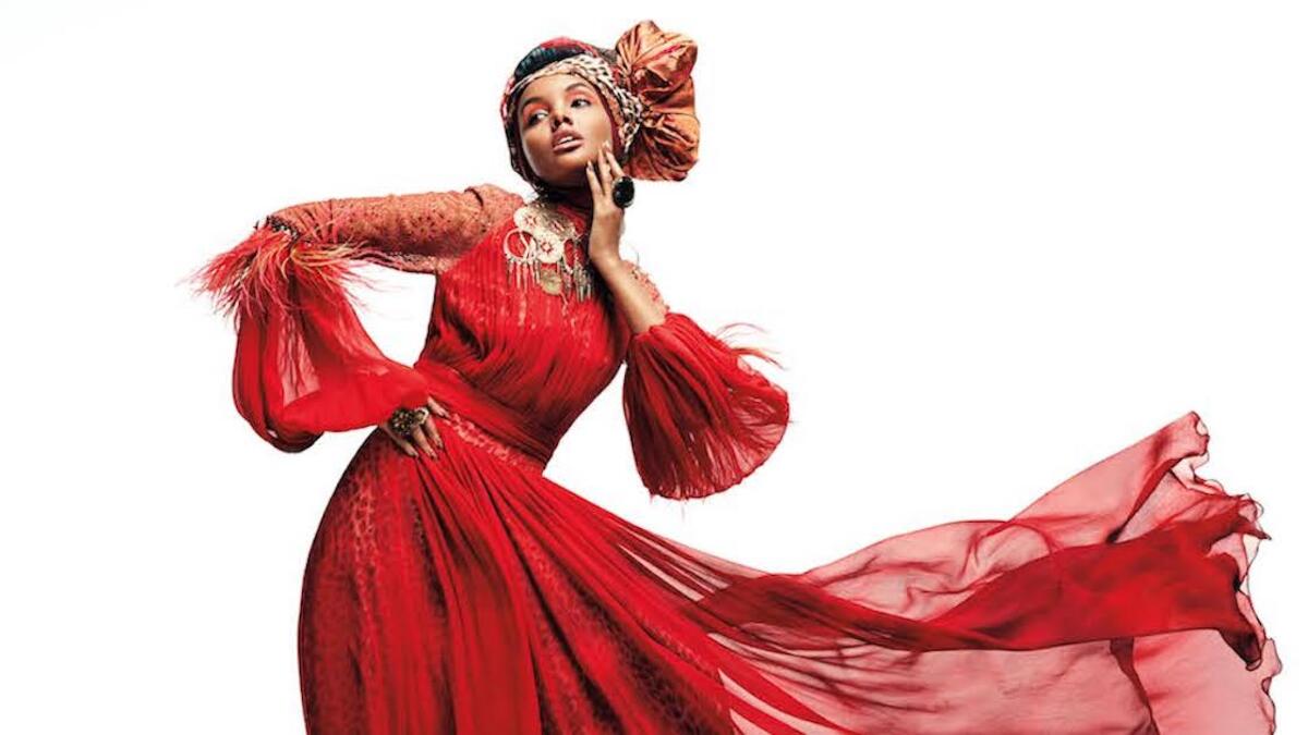 وقالت في بيان اعتزالها: "أتمنى لو لم أتوقف أبدًا عن ارتداء حجاب الأسود ولنقول فقط انني انجرفت كثيرًا كنت في ذلك الوقت يائسة للغاية لدرجة أنني فقدت التواصل مع ذاتي".