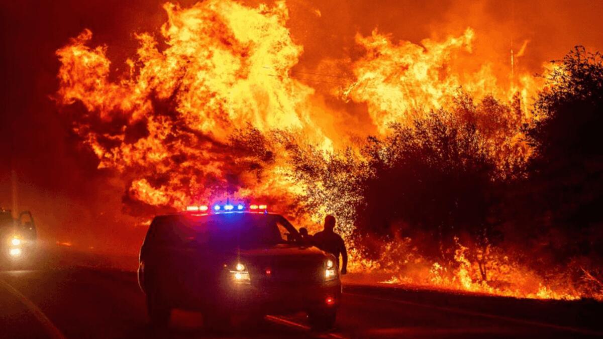 حرائق أمريكا: اندلعت حرائق واسعة في مناطق الساحل الغربي في ولايات كاليفورنيا وأوريغون وواشنطن الأمريكية في شهر سبتمبر، ما أدى إلى مقتل 35 شخصا وأتت النيران على مليوني هكتار من الأراضي، ودمرت بعض القرى وأجبرت مئات الآلاف على النزوح من مناطقهم.