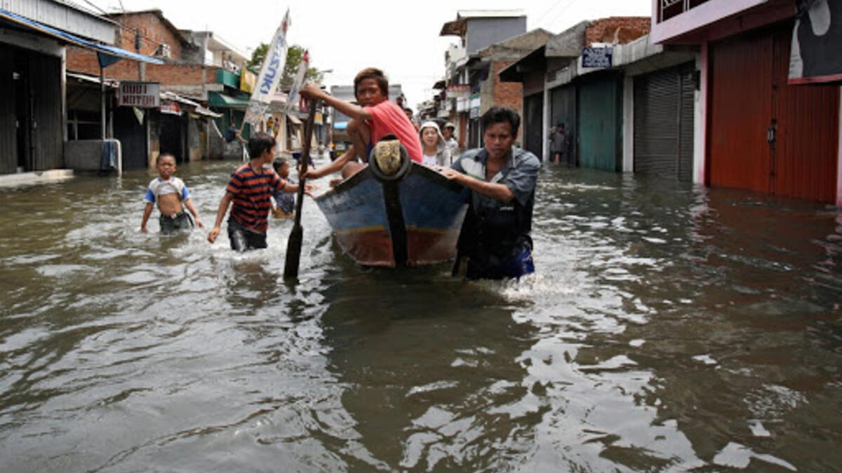 كوارث إندونيسيا: شهدت حوالي 2276 كارثة طبيعية حيث شملت 827 فيضانًا و637 عاصفة و416 انهيارًا أرضيًا، وأثرت الكوارث على أكثر من 4.5 مليون شخص، وأودت بحياة 307 أشخاص وفقدان 25 آخرين وإصابة 469.