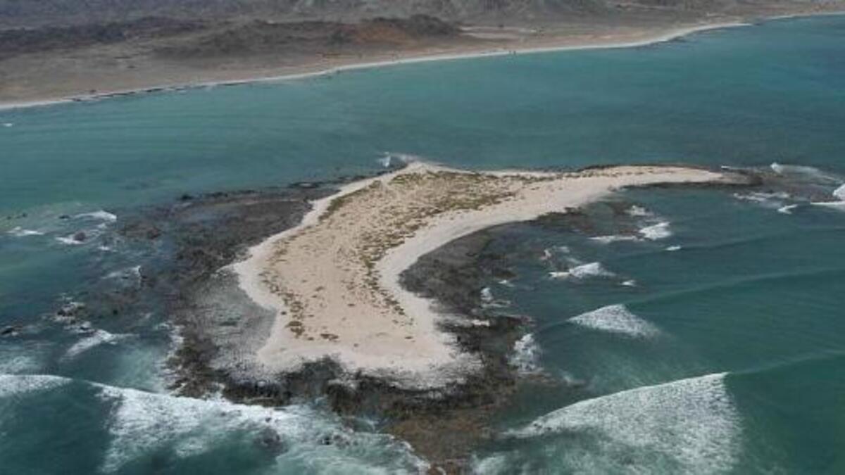 حدود عُمان والإمارات: وقع الخلاف عام 1999 بسبب شبه جزيرة مسندم العُمانية، اكشتفت فيها أبوظبي كخزونات طبيرة نت النفط بعثت عمان بقوات وسفينة حربية لوفق انتاج النفط وعام 2008 اتفق البلدان على ترسيم كلي للحدود.