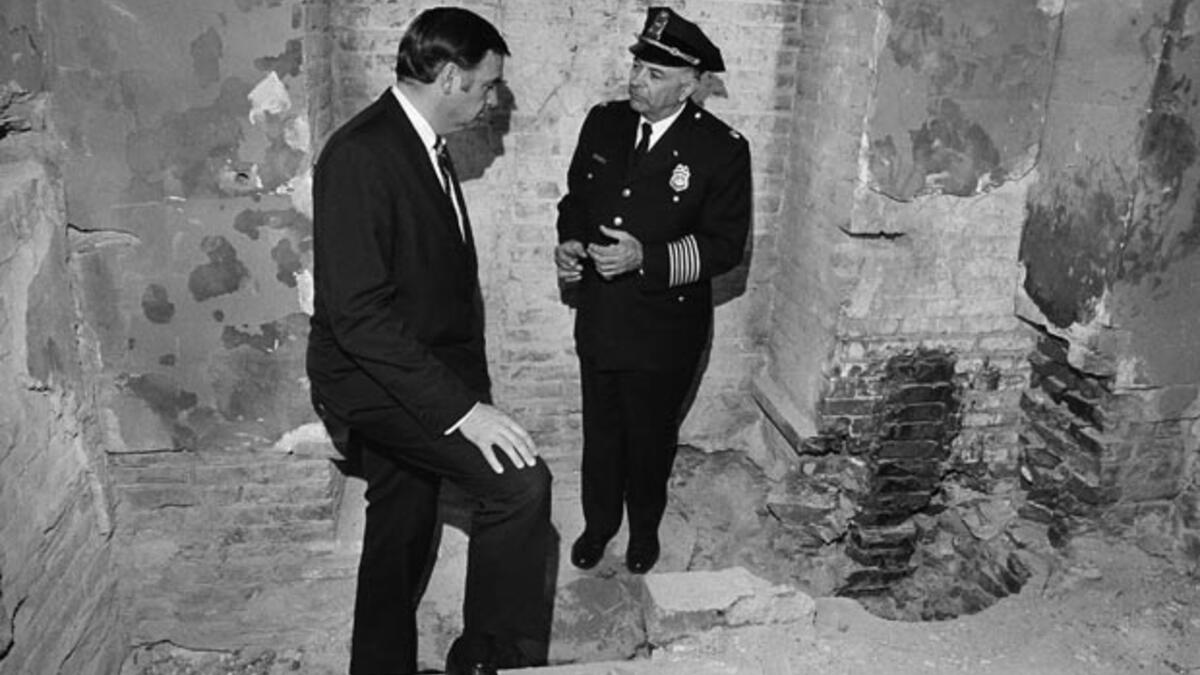 1971: انفجرت قنبلة زرعتها مجموعة "ويذر أندرجراوند" المتطرفة المناهضة للحرب احتجاجًا على غزو "لاوس" المدعوم من أمريكا في إحدى دورات المياه في الشطر الخاص بمجلس الشيوخ من الكابيتول وأحدثت أضرارًا كبيرة لكن لم تتسبب في إصابات.