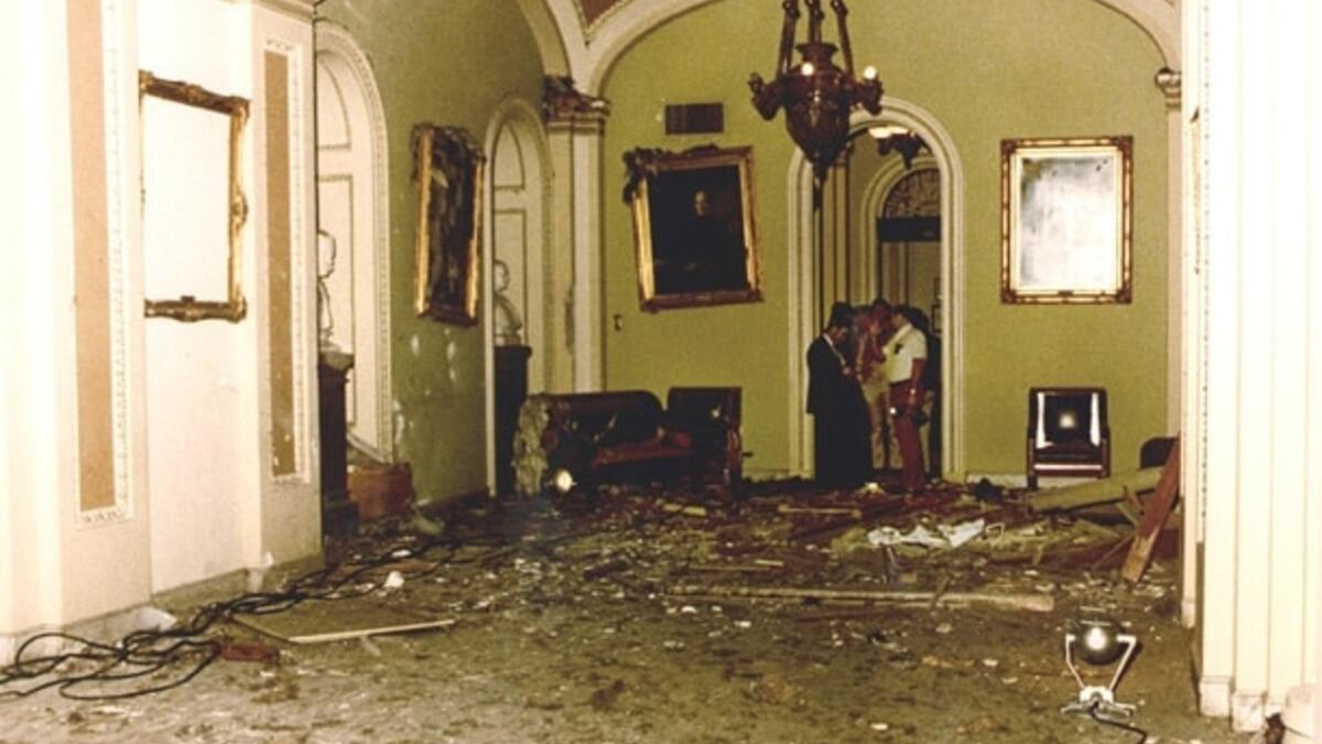 1983: انفجرت قنبلة مخبأة تحت مقعد خارج قاعة مجلس الشيوخ فتسببت في نسف مفصلات باب يفضي إلى مكتب "روبرت بيرد" زعيم الديمقراطيين آنذاك ولم يصب أحد بسوء. وقالت جماعة يسارية متطرفة إنها نفذت التفجير ردًا على التورط العسكري الأمريكي في لبنان وجرينادا.