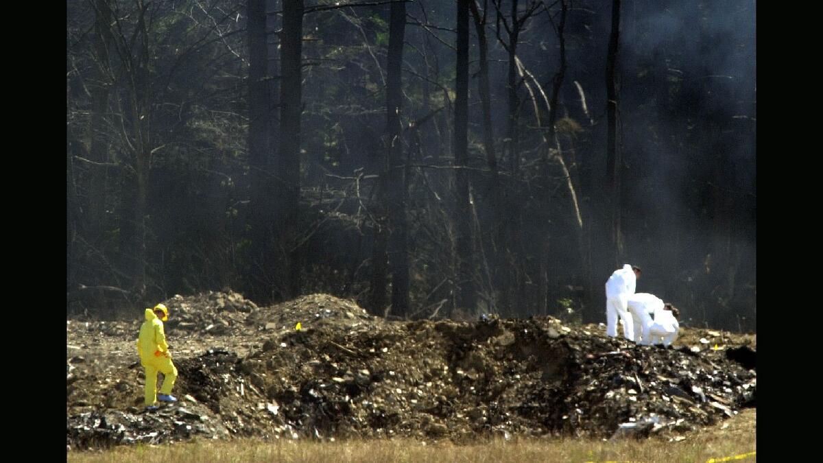 2001: سقطت طائرة يونايتد إيرلاينز في رحلتها رقم 93 في حقل بولاية بنسلفانيا بعد أن اقتحم ركاب قمرة القيادة للتغلب على خاطفين انتحاريين يرجح أنهم كانوا ينوون مهاجمة الكابيتول بها حسبما قال محققون فيما بعد.