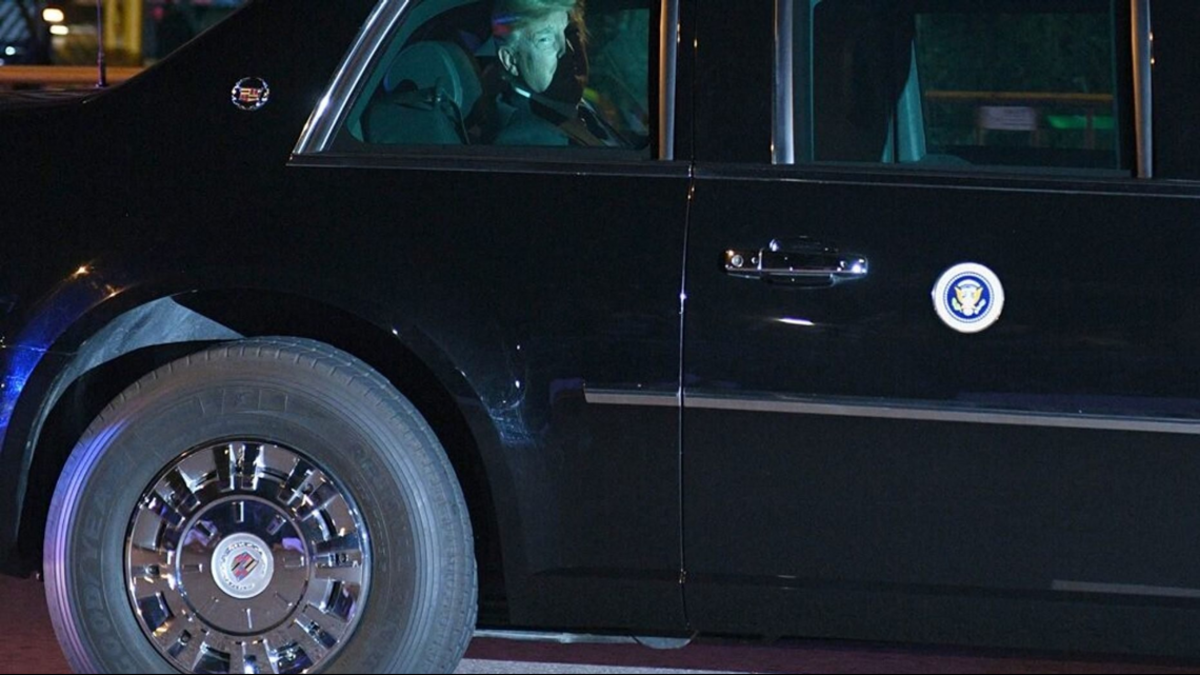 يتم تجهيز السيارة بعجلات مقاومة للثقوب وإطارات فولاذية.