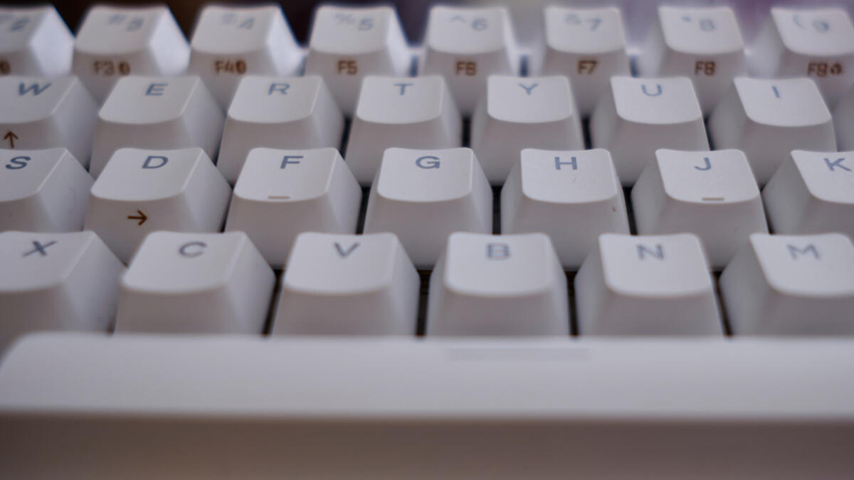 5. النتوء البارز على حرفي J (ت) وF (ب) ضمن لوحة المفاتيح