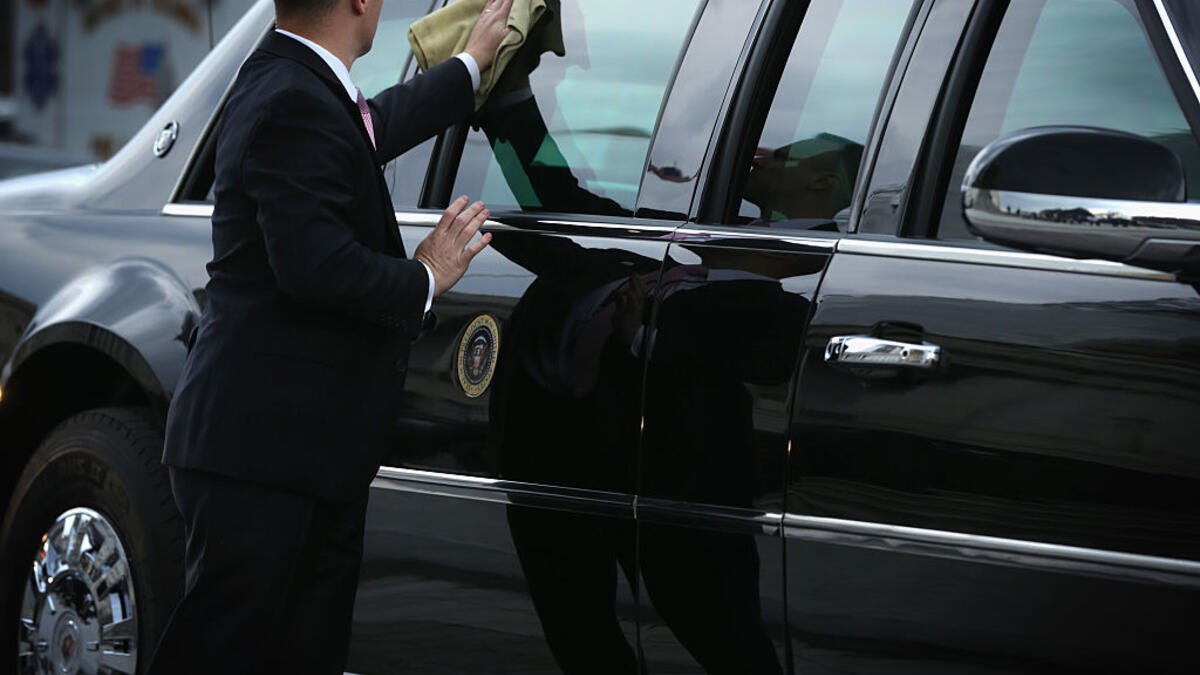 يمتلك الرئيس في المقعد الخلفي هاتفًا خاصًا متصلًا بالأقمار الصناعية ونائب الرئيس ووزارة الدفاع، كما يتم تأمينه داخل السيارة عن طريق منفذ خاص بينه وبين السائق هو الوحيد الذي يتحكم فيه.