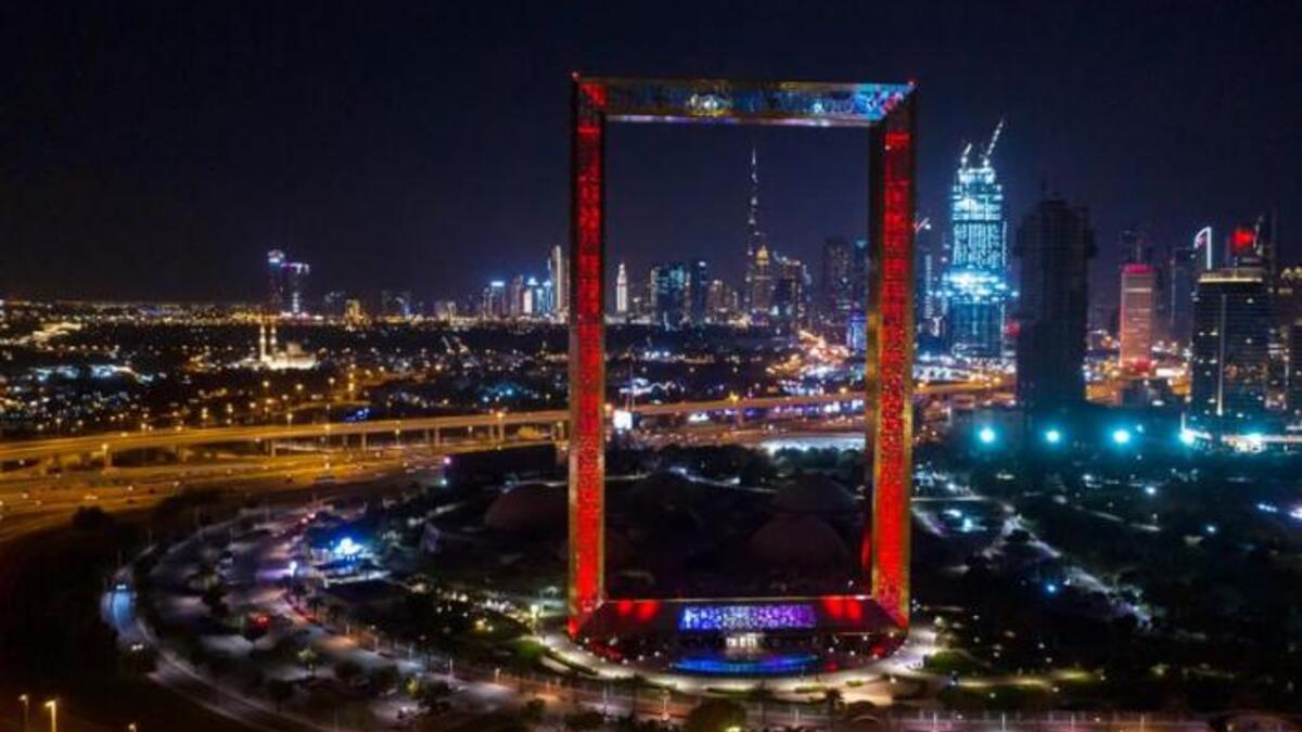 البناء الأيقوني الملهم "برواز دبي" ببريقه الذهبي الذي يعانق الأفق ازدان اللون الأحمر، والمبنى الرئيسي لـ"ديوا" صاحبة الإنجازات العالمية في مجال الاستدامة، ومقر القيادة العامة لشرطة بتصميمه الأخاذ وموقعه الحيوي.