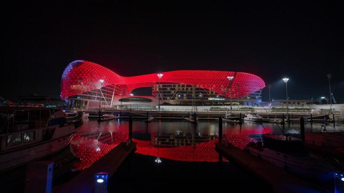 أبوظبي: أضاءت جزيرة ياس معالمها السياحية بما فيها "عالم فيراري" و"ياس ووتروورلد أبوظبي" وعالم "وارنر براذرز" أبوظبي و"كلايم أبوظبي" و"فنادق ياس بلازا" باللون الأحمر.