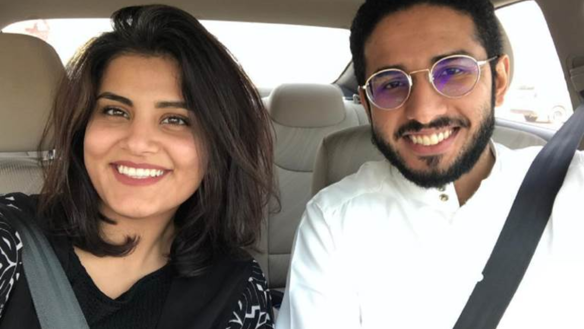 تعرفت لجين على فهد البتيري أثناء عرض فيلم من ألف إلى باء، الذي شارك الأخير ببطولته في مهرجان أبوظبي السينمائي، وفي أكتوبر 2014 ترددت شائعات عن خطوبتهم، وتم تأكيد خبر الخطوبة وإعلان عقد القران في 25 نوفمبر 2014.