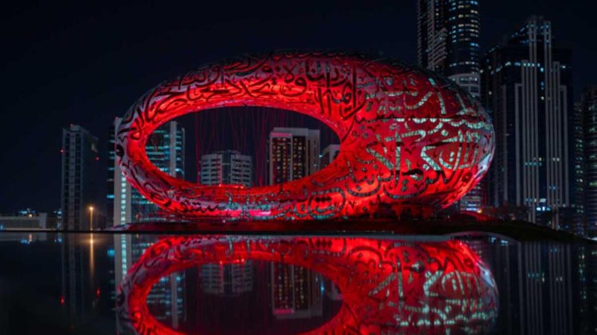 دبي: أضيء مبنى "متحف المستقبل" باللون الأحمر الذي زاد من جمالية هذه الأيقونة الهندسية الرائعة بتصميم  المهندس "شون كيلا".