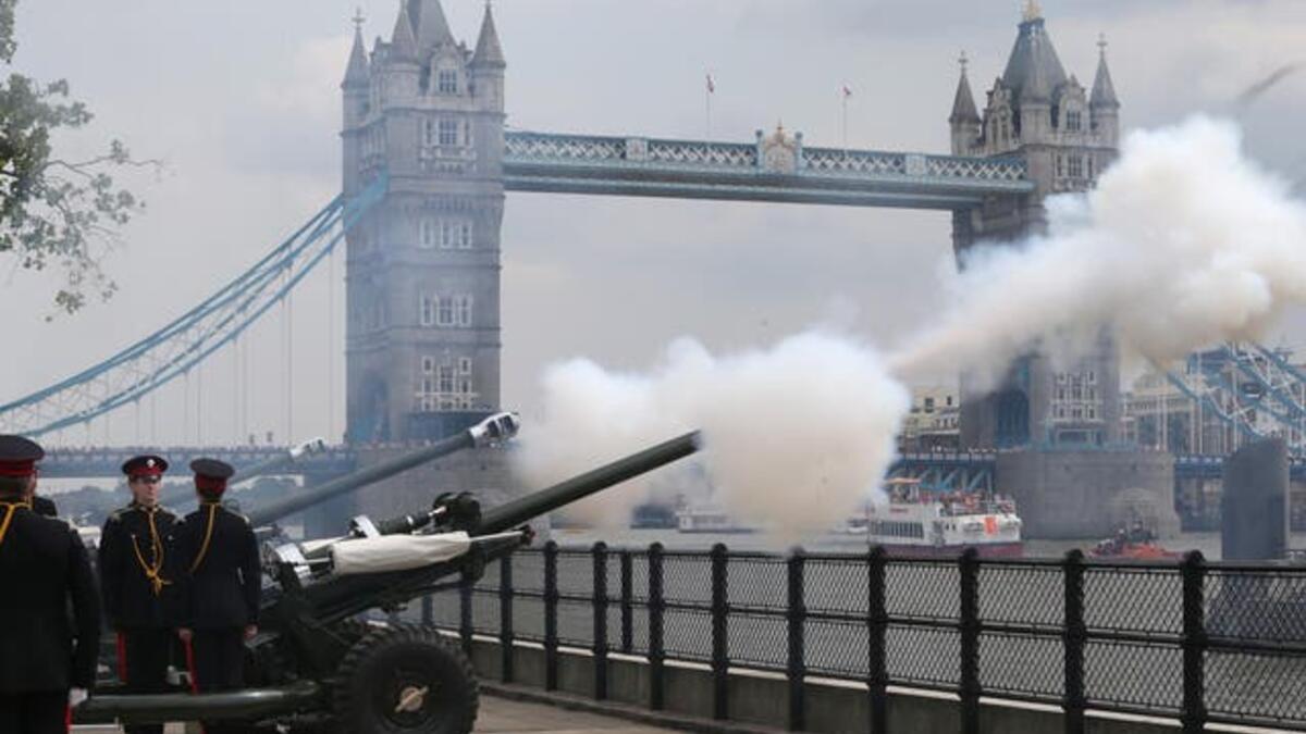 تحية البندقية بعد إعلان الولادة: فبعد ولادة الأميرة شارلوت، أطلق الجنود طلقات نارية في هايد بارك وبرج لندن لتكريم وصولها في الساعة 08:34 بتوقيت جرينتش يوم 2 مايو، في الساعة 14:00 بتوقيت جرينتش، انطلق جنود من مدفعية The King's Troop Royal Horse في موكب من ثكنات ويلينجتون ، بالقرب من قصر باكنغهام ، لإطلاق 41 طلقة.