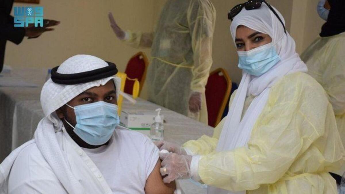حصول حجاج الداخل على جرعات اللقاح المعتمدة بالسعودية ضد "كورونا" قبل مطلع شهر ذي الحجة.