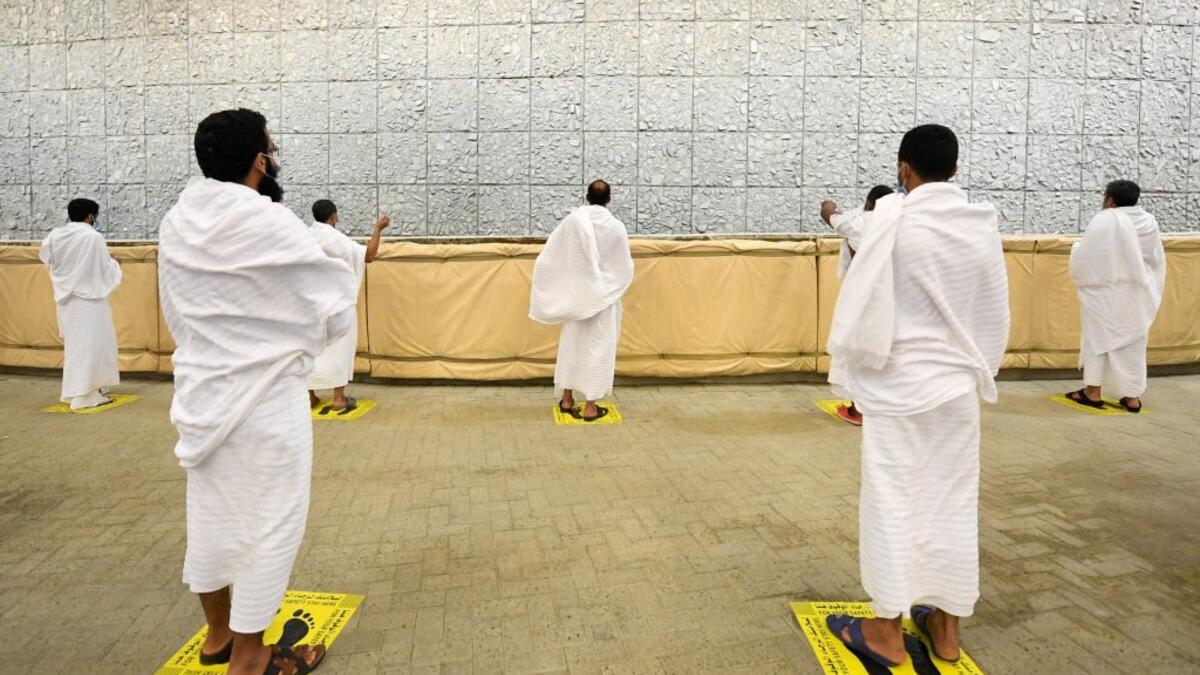 التباعد داخل السكن عند المبيت بمسافة متر ونصف بين الحجاج.