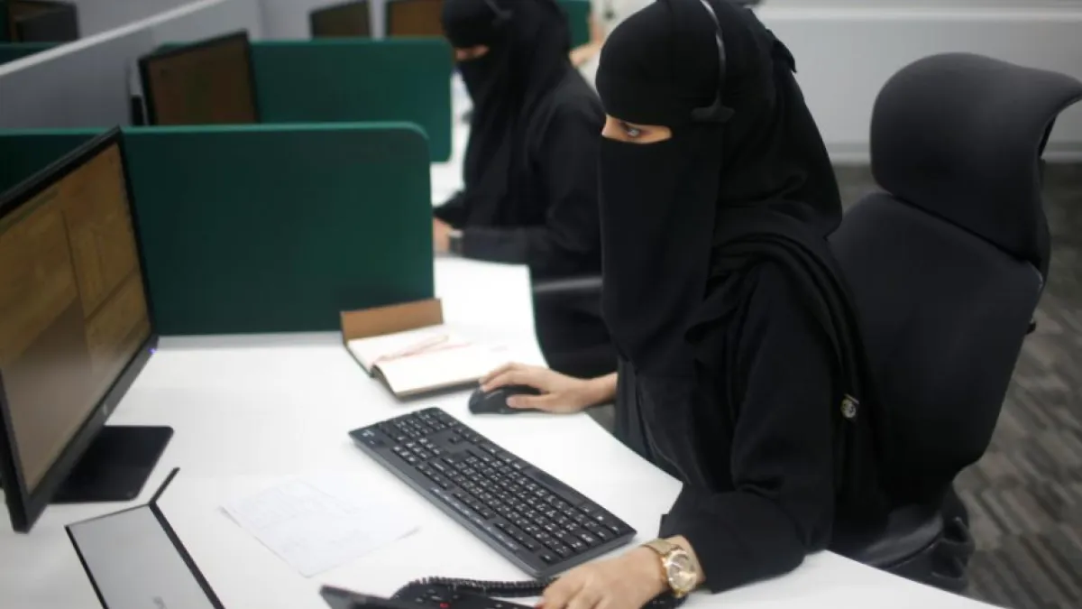 33.2 % مشاركة المرأة السعودية في القوى العاملة: استحداث وظائف للمستقبل ودعم الابتكار، وزادت مشاركة المرأة السعودية في القوى العاملة لتصل إلى 33.2 % عام 2020م بعد أن كانت 19.4 % في عام 2017م.