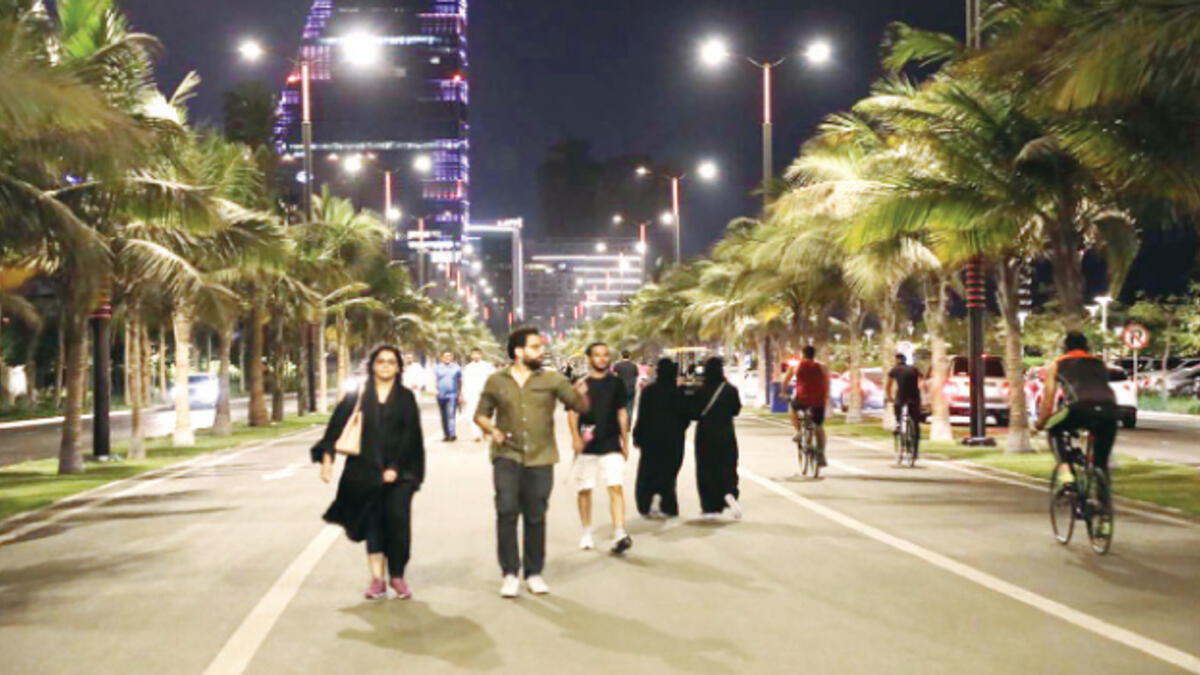 وجهة عالمية رائدة: من خلال تسهيل الحصول على الخدمات الصحية الطارئة خلال 4 ساعات بنسبة تتجاوز 87 %، وخفض معدل وفيات حوادث الطرق سنويًا لتصل إلى 13.5 وفاة لكل 100 ألف نسمة وارتفاع نسبة الممارسين للرياضة مرة واحدة على الأقل أسبوعيًا لتصل إلى 19 % في عام 2020م.