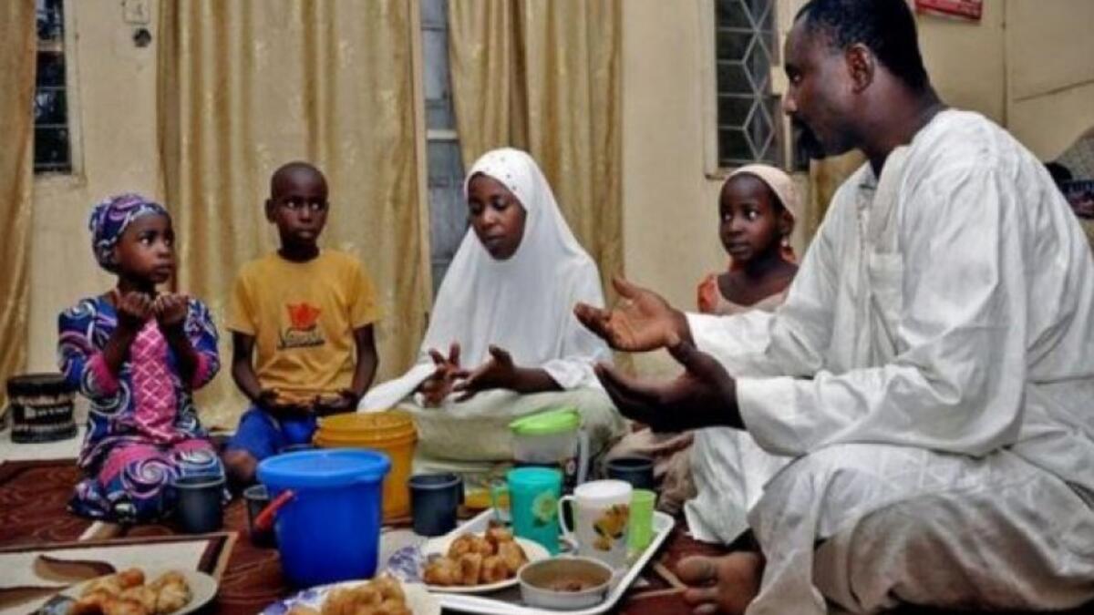 نيجيريا: تنتشر عادة "قارئ النص"، حيث تستعين كل أسرة عالم دين أو مفسر قرآن بمجموعة من الأشخاص الذين يجيدون ترتيل وتجويد القرآن، لتلاوة الآيات وتفسريها على نغم معين.