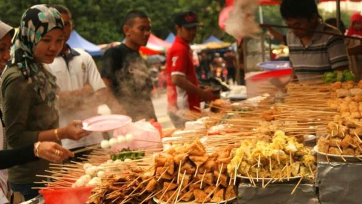 الريف الماليزي: يجتمع يوميًا أهل الريف الماليزي للإفطار مع بعضهم البعض، ويصنعون "فتري مندي" وهي وجبة شهيرة في شهر رمضان، كما توجد عادة ماليزية في المناطق الريفية، حيث يتولى كل منزل في القرية إطعام أهل قريته خلال يوم من أيام الشهر الكريم لزيادة التماسك والتراحم.