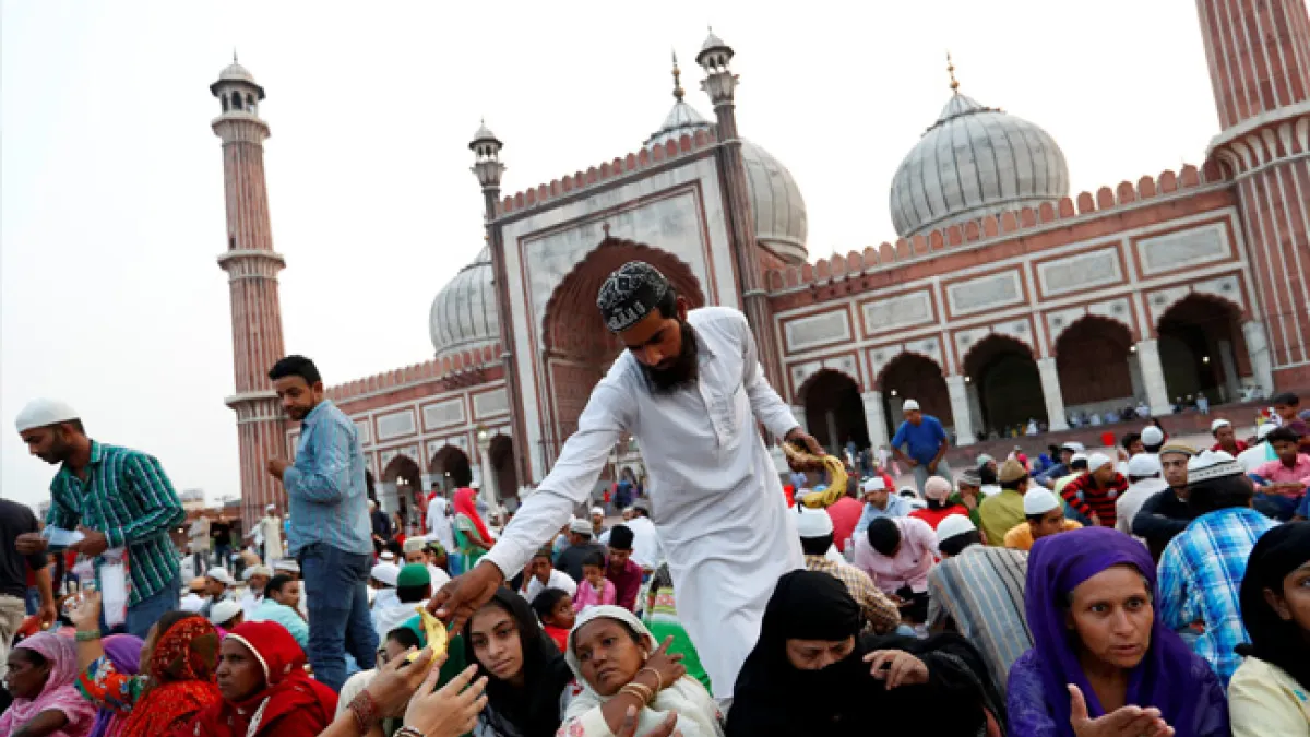 الهند: بعض المساجد في الهند، تواصل ختم القرآن في التراويح كل يومين أو 3 أيام ويسمونها "شَبينهْ" أي "ليليةً"، ومثل هذه التراويح تستمر إلى ما بعد منتصف الليل، بل وإلى الفجر أحيانًا ويُتلَى فيها القرآن بسرعة مذهلة.
