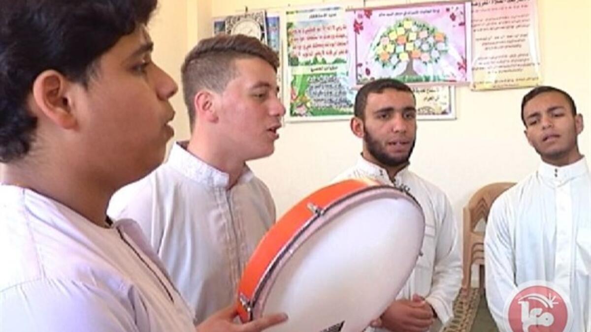 المغرب: يضربون النفير 7 مرات للسحور بمجرد أن يتأكد دخول الشهر، وبعدها على الفور، ينزل أهل المغرب إلى الشوارع ليهنئون جيرانهم، قائلين عبارة "عواشر مبروكة"، وهذه العبارة تقال بالعامية المغربية، وتعني "أيام مباركة"، ويحدث هاذ التقليد مع بداية دخول العواشر الـ3 لشهر رمضان، وهم عشر الرحمة، وعشر المغفرة، وعشر العتق من النار.