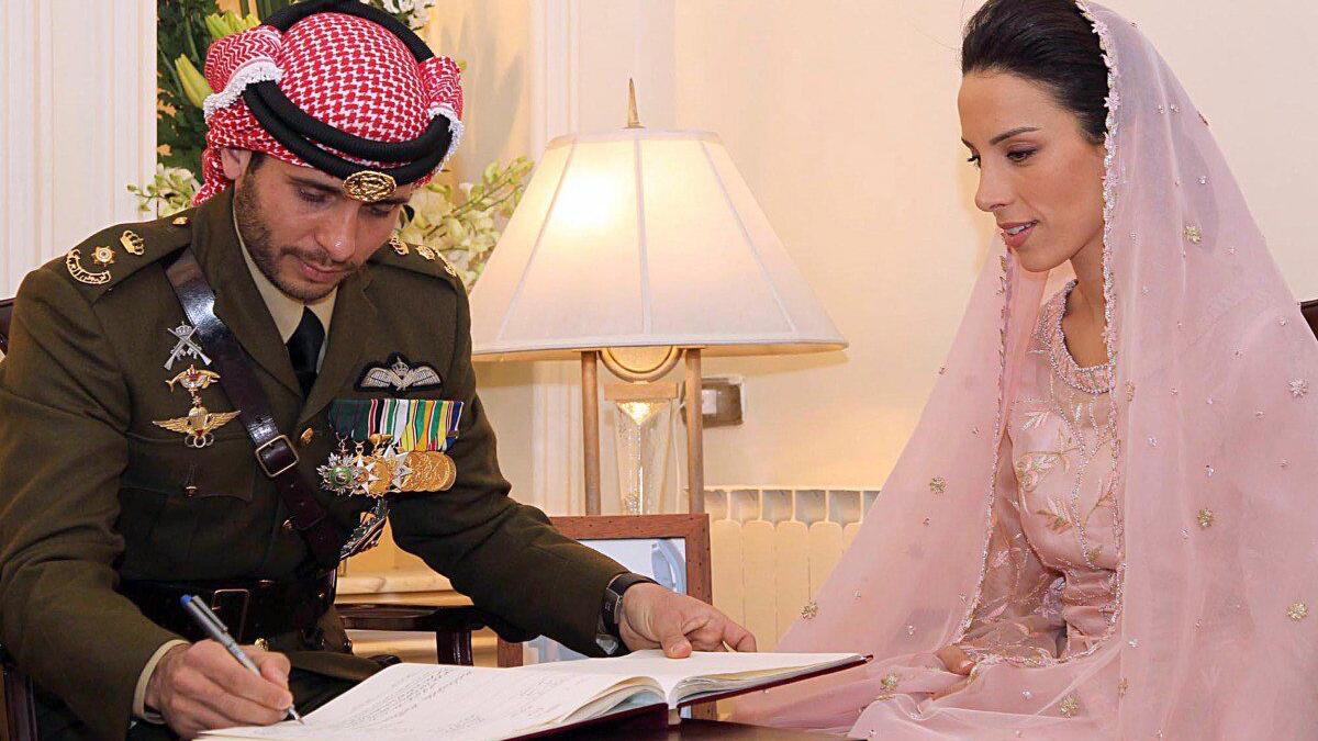 وفي 2 يناير 2013 تزوج من الكابتن طيار بسمة محمود العتوم، من قرية كفرخل في جرش، وأنجبا 5 أبناء (4 إناث وذكر).