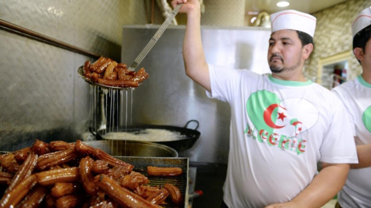 الجزائر وتونس: تعد ساعات الصيام في الجزائر الأطول بين الدول العربية، إذ تصل عدد الساعات إلى 16 ساعةً بانتهاء الشهر الكريم وهي حوالي 14 ساعة و39 دقيقة في أول يوم رمضان، و15 ساعة و50 دقيقة في آخر يوم.