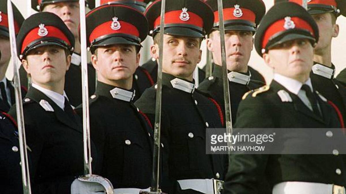 تفوق دراسي: أنهى تعليمه الابتدائي في عمان، ثم التحق بمدرسة "هارو" بالمملكة المتحدة، ومنها إلى أكاديمية ساندهيرست العسكرية الملكية، وتخرج منها في 10 ديسمبر 1999 بتفوق، حيث حاز على سيف الشرف، وهو أرفع تقدير يتسلمه ضابط من خارج بريطانيا.