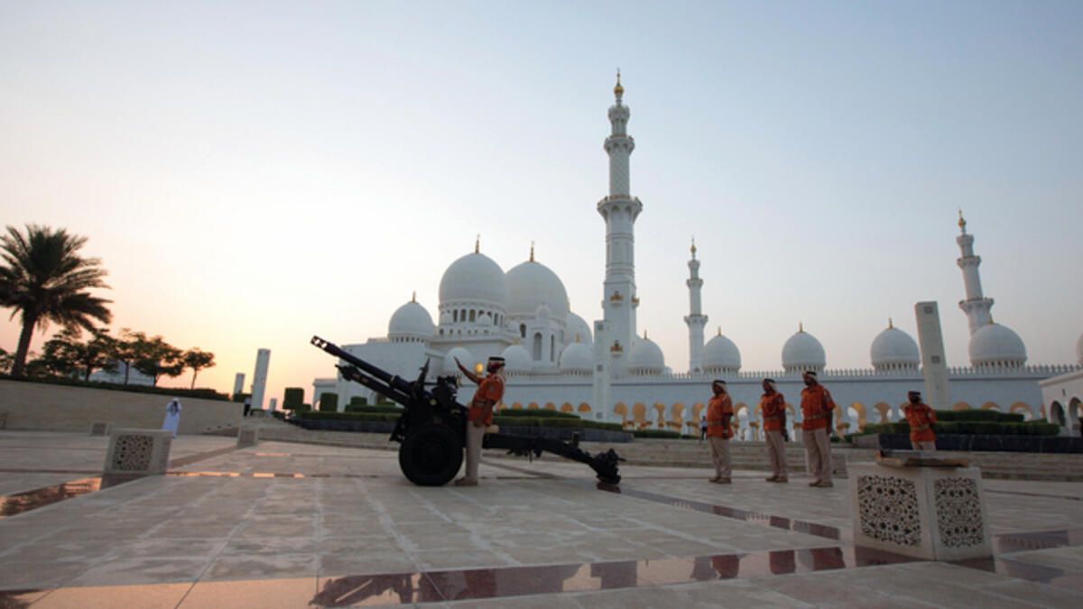 الإمارات / أبوظبي: ستكون ساعات الصيام في أول يوم 14 ساعة و2 دقيقة، فيما ستصل في آخر يوم الى 14 ساعة و7 دقائق.