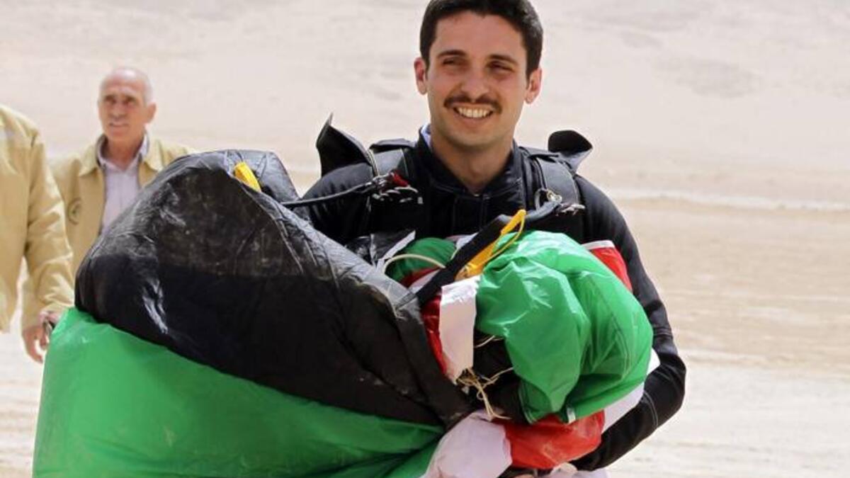 عميد في الجيش: يحمل  رتبة عميد، والتحق بالعديد من الدورات، مثل دورات المظليين ودورات القناصة ودورات قيادة الطائرات العمودية، وخدم في اللواء المدرع الأربعين في الجيش الأردني،  وفي تاريخ 26 ديسمبر 2017 عُين مستشارًا لرئيس هيئة الأركان المشتركة لشؤون الصناعات الدفاعية، بالإضافة لعمله.