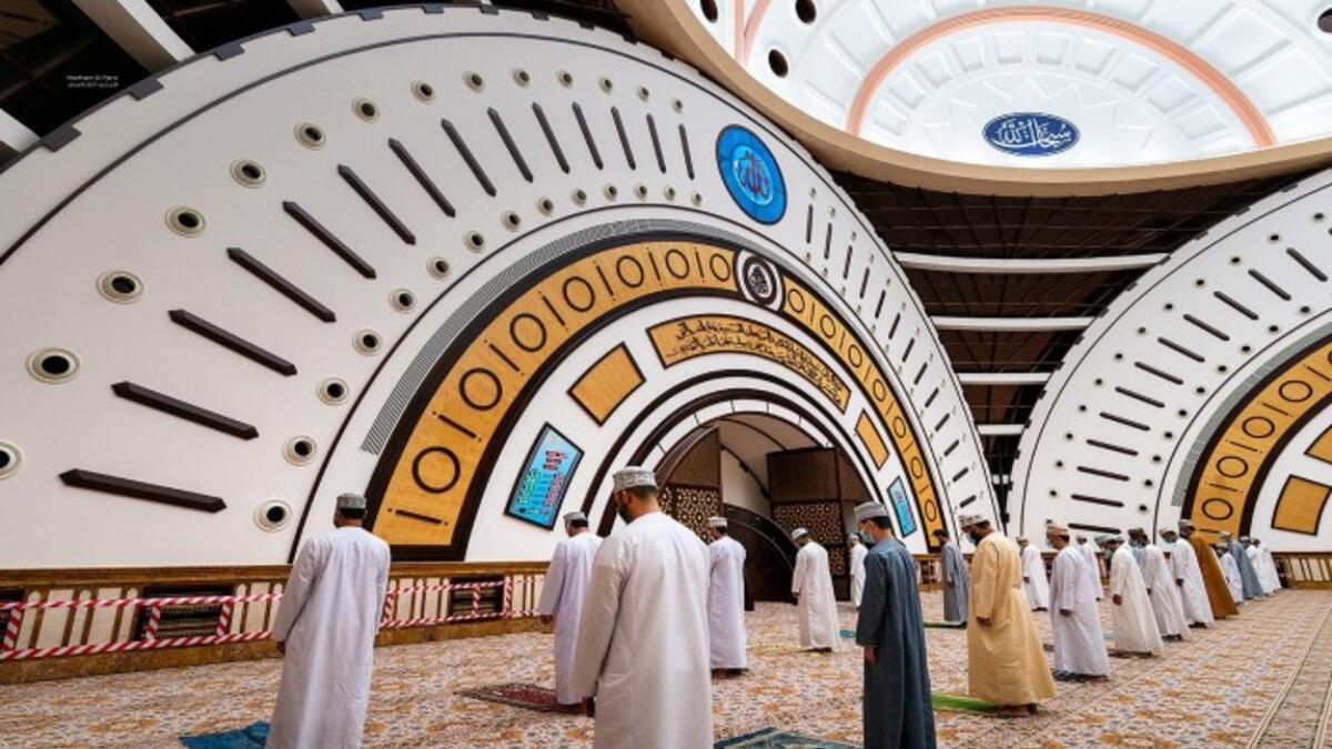 سلطنة عمان: أعلنت منع إقامة صلاة التراويح في المساجد توافقًا مع ساعات الحظر الكلي الذي يبدأ من الساعة 8 مساء وحتى 5 صباحًا، وحظر موائد إفطار صائم، في الجوامع والمساجد، وغيرها من الأماكن مثل الخيام والمجالس العامة.