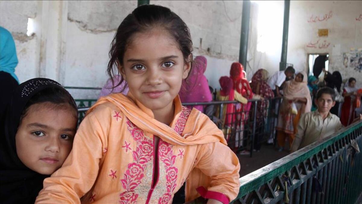 باكستان: يتم زفاف "المرة الأولى"، حيث يزف الطفل الذي يصوم للمرة الأولى كأنه عريس، ويرتدي خلاله ملابس تشبه ملابس العريس البالغ مع غطاء ذهبي يزين الرأس.