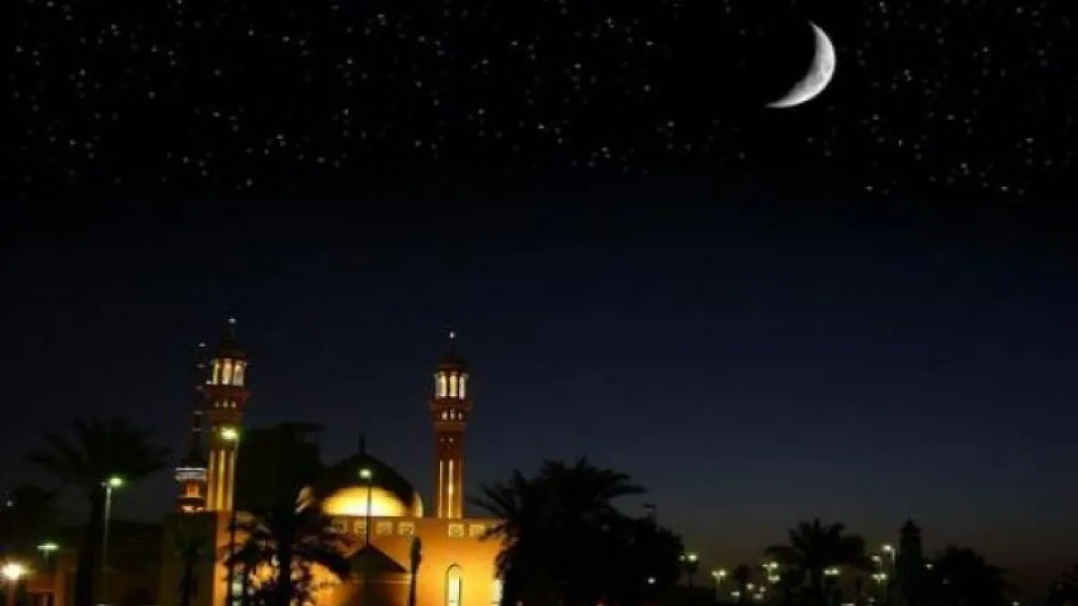 العلامة الثالثة: ليلة معتدلة "لا هي حارة ولا باردة"، فقد قال فيها الرسول ﷺ (ليلة طلقة لا حارة ولا باردة تصبح الشمس يومها حمراء ضعيفة) رواه ابن خزيمة وصححه الألباني.