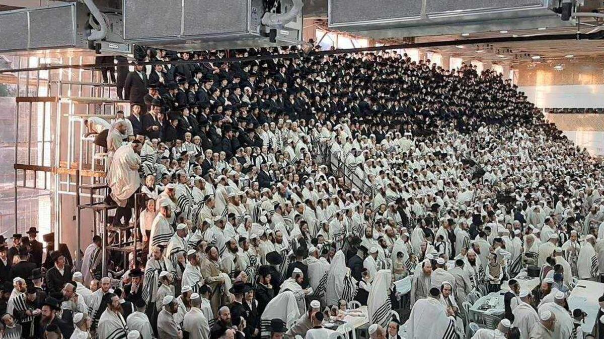 الكنس اليهودية: أقامت سلطات الاحتلال أكثر من 100 كنيس يهودي في محيط المسجد الأقصى وفي البلدة القديمة، بعضها صغير وبعضها الآخر ضخم، ومنها: كنيس خيمة إسحق وكنيس جوهرة إسرائيل"وكنيس "الخراب".