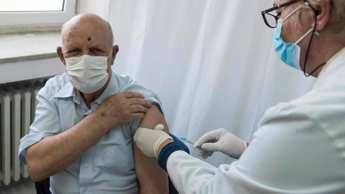 صربيا: قرر الرئيس الصربي ألكسندر فوتيتش منح كل شخص أخذ اللقاح 30 دولارًا.