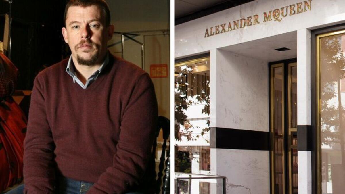 ألكسندر ماكوين: كان ألكسندر ماكوين مصمم أزياء إنجليزي مقيم في لندن وكان يعمل كمصمم رئيسي لخط أزياء Louis Vuitton Givenchy. في عام 2004، بدأ خط الملابس الرجالية الخاص به.