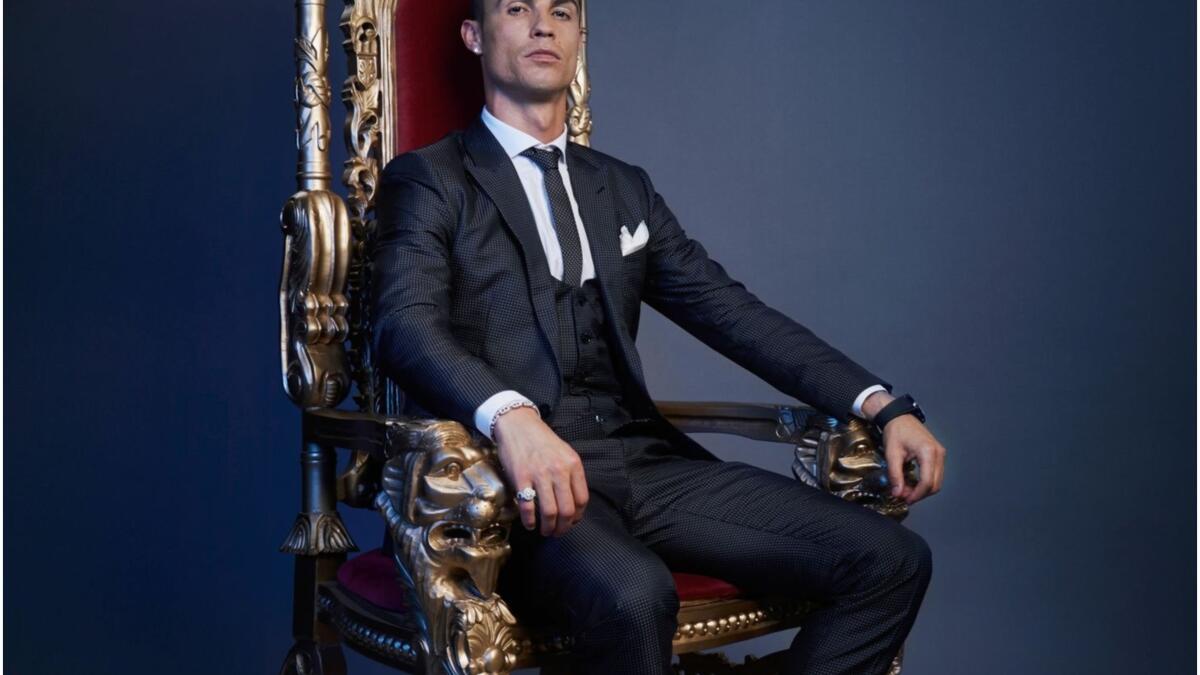 المركز الأول: البرتغالي كريستيانو رونالدو الذي يعد أحد أشهر لاعبي كرة القدم في العالم، إن لم يكن أكثرهم شهرة حيث يكسب 1،604،000 دولار لكل منشور.