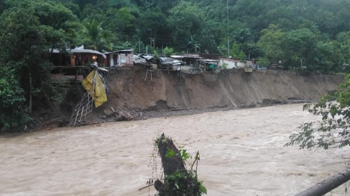 كولومبيا: قالت الإدارة الإدارية لإدارة المخاطر في أنتيوكيا إن شخصين لقيا حتفهما بعد أن جرفت السيول بسيارتهما فيضانات مفاجئة في بلدية سانتو دومينغو في 17 يوليو. وتضرر 12 منزلًا بشدة بعد الانهيارات الأرضية وعزل 17 قرية.