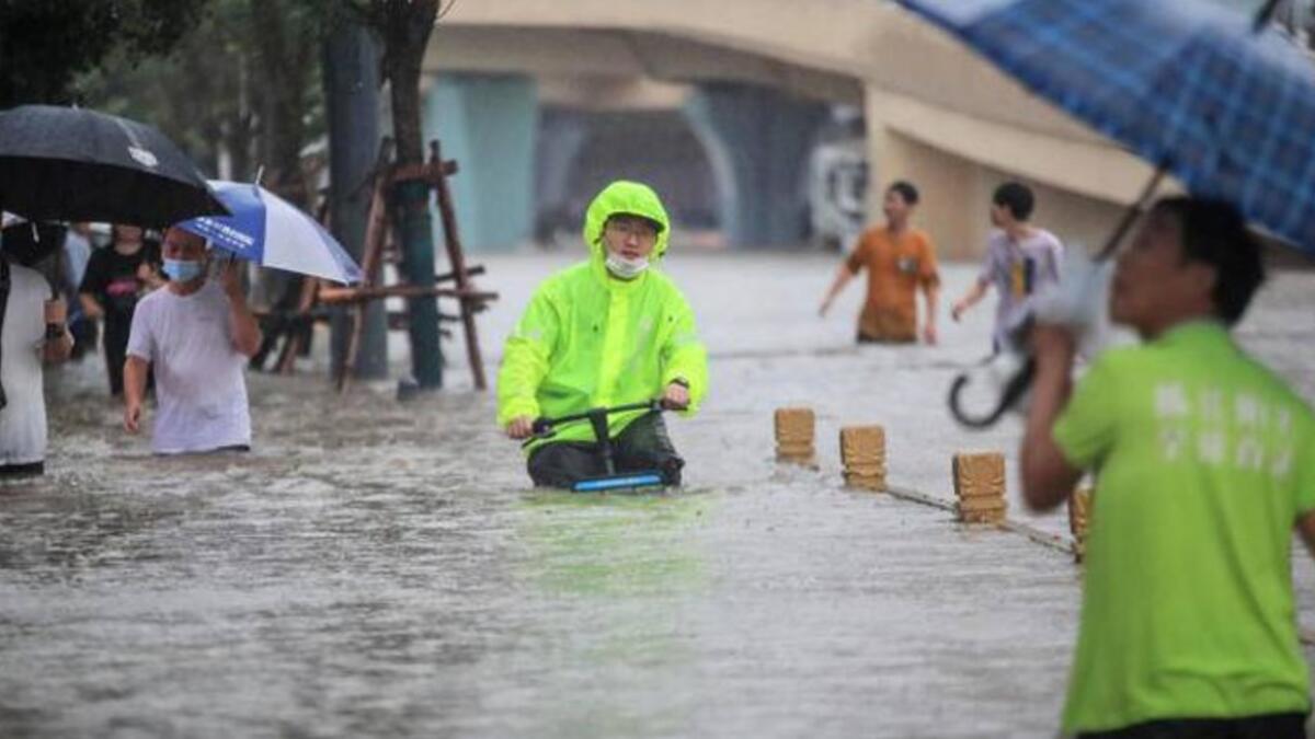 الصين: تسببت أمطار غزيرة في إقليم خنان بوسط الصين في مقتل 12 شخصًا في مدينة تشنغتشو عاصمة الإقليم، وغمرت مترو أنفاق المدينة، وإجلاء نحو 200 ألف شخص إلى مناطق آمنة وأضرت بـ 70300 هكتار من المحاصيل وانهيار 156 منزلًا.