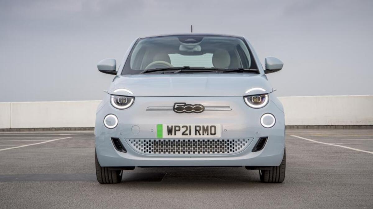 1. سيارة فيات 500 (FIAT)