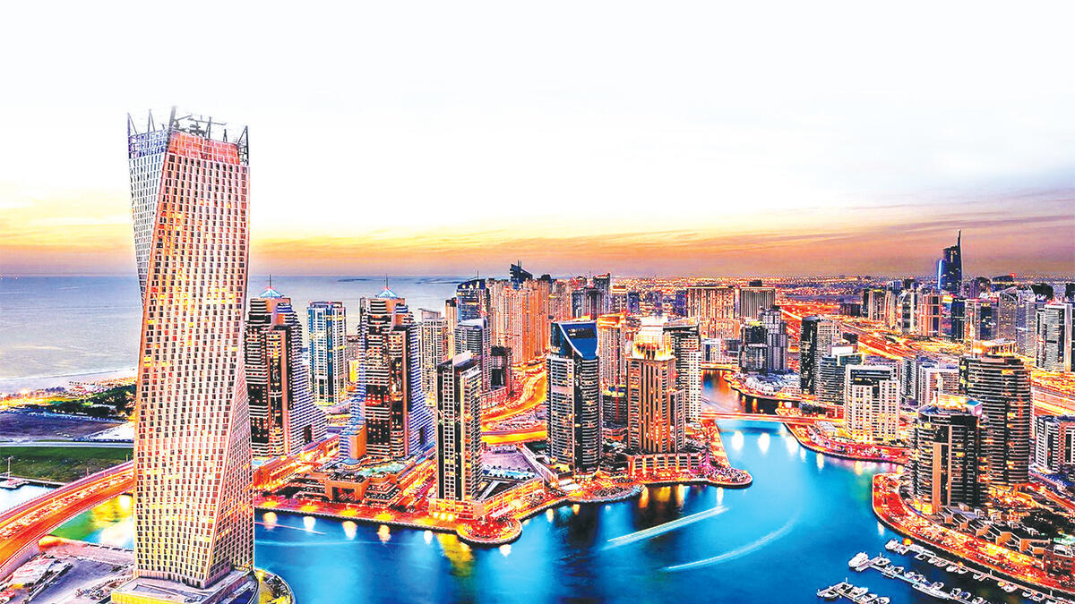 يحق للأشخاص الحاصلين على البطاقة الذهبية امتلاك عقارات وأراضي في دولة الإمارات العربية المتحدة، في حين أن القاعدة المتعارف عليها هي شرط أن يكون المقيم شريك محلي بنسبة مئوية لا تقل واحد وخمسون بالمئة.