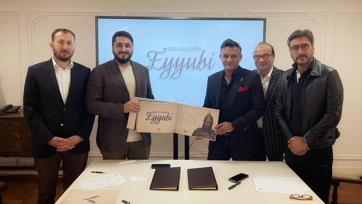 يشترك في إنتاج المشروع شركتا "أقلي" التركية و"أنصاري شاه" الباكستانية لإنتاج الأفلام والمسلسلات.