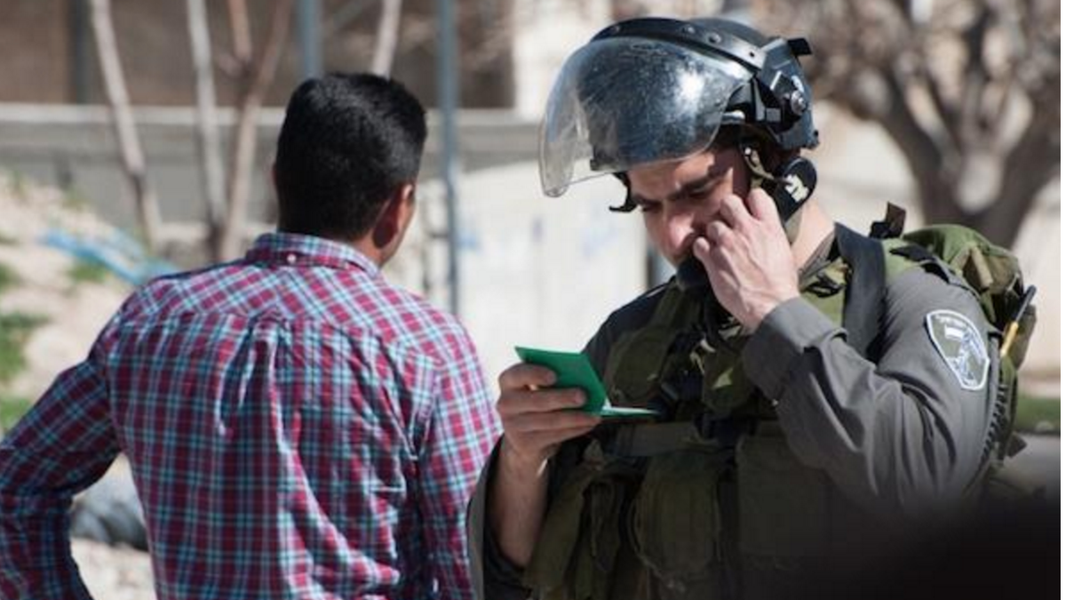 كما وتوفّر HP خوادم "إيتانيوم" (Itanium) لتشغيل نظام" أفيف"، قاعدة البيانات المحوسبة لسلطة السكّان والهجرة الإسرائيلية، ويشكل هذا النظام العمود الفقري لنظام الفصل العرقي العنصري الإسرائيلي (الأبارتهايد).