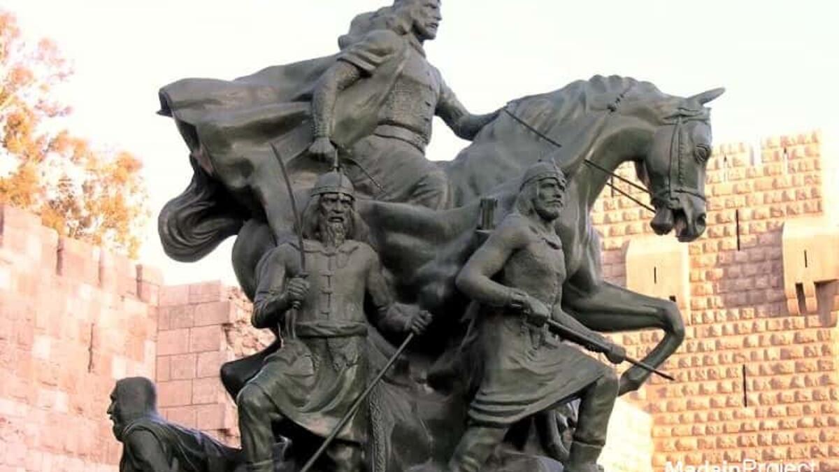 قاد صلاح الدين عدّة حملات ومعارك ضد الفرنجة وغيرهم من الصليبيين الأوروبيين في سبيل استعادة الأراضي المقدسة التي كان الصليبيون قد استولوا عليها في أواخر القرن الحادي عشر.