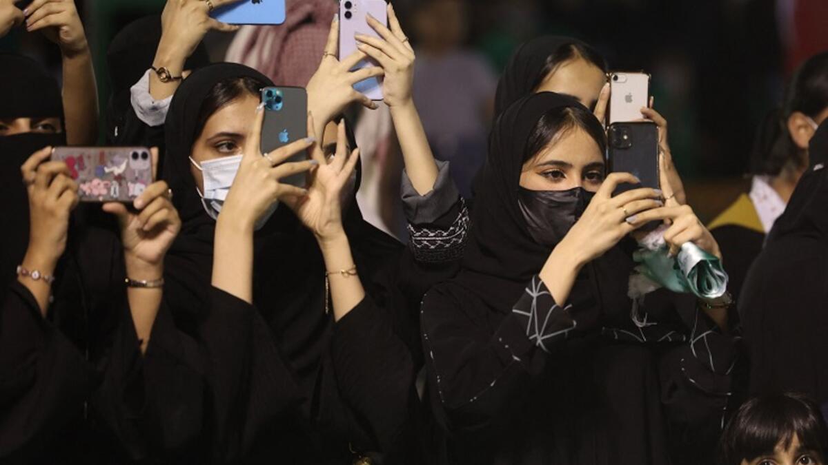 لا يحول تنازل المجني عليه أو عدم تقديم شكوى دون حق الجهات المختصة -نظامًا- في اتخاذ ما تراه محققًا للمصلحة العامة، وذلك وفقًا لأحكام نظام الإجراءات الجزائية، والأنظمة الأخرى ذات الصلة.