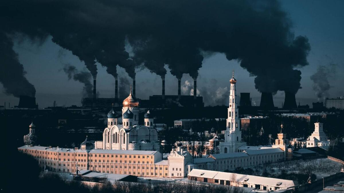 الفئة الحضرية: للمصور الروسي سيرجي بوليثاييف - دير عمره 500 عام في منطقة موسكو ومحطة طاقة كبيرة في الخلفية.