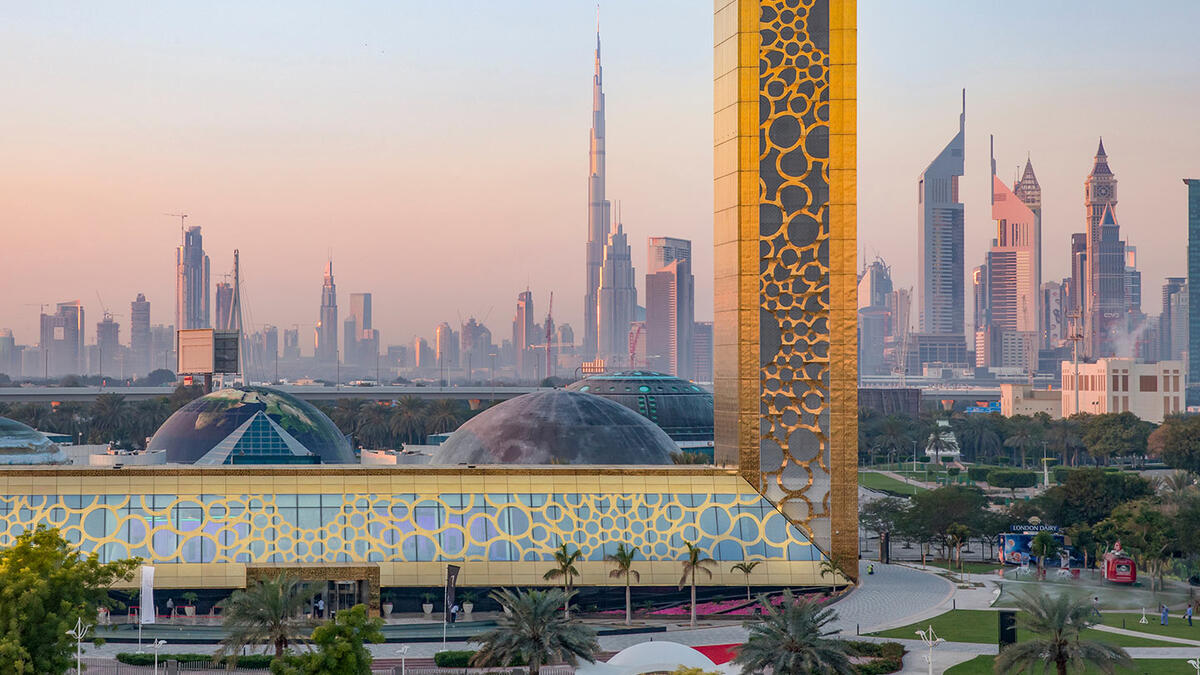 الانتقال بالمصاعد البانورامية والاستمتاع بإطلالة مدينة دبي من جانبي البرواز.