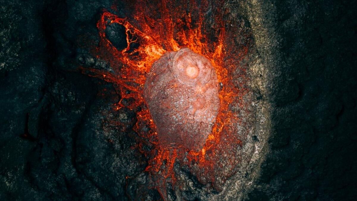 فئة الطبيعة:  للمصور الأمريكي مارتن سانشيز - اللحظات الحادة والرائعة أثناء ثوران البركان.