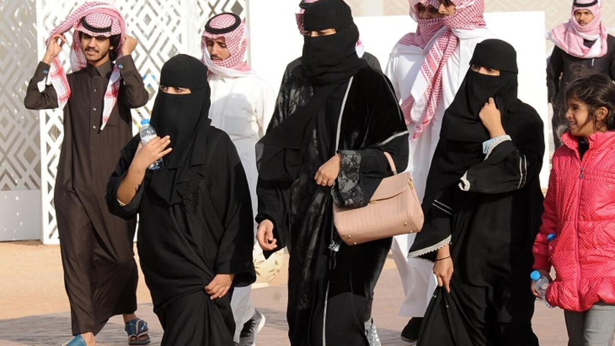 يعاقب المتحرش بالسجن مدة لا تزيد على سنتين، وبغرامة مالية لا تزيد على مائة ألف ريال، أو بإحدى هاتين العقوبتين؛ كل من ارتكب جريمة تحرش.